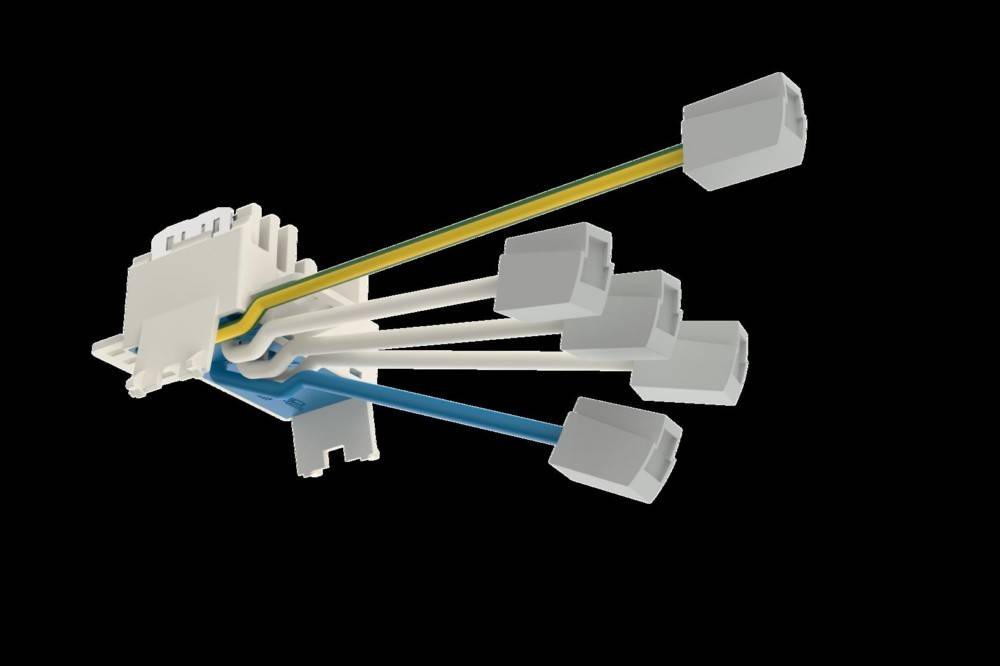 Eine Nahaufnahme eines weißen elektrischen Steckers mit mehreren farbigen Kabeln, die in verschiedene Richtungen abstehen, vor einem schwarzen Hintergrund.