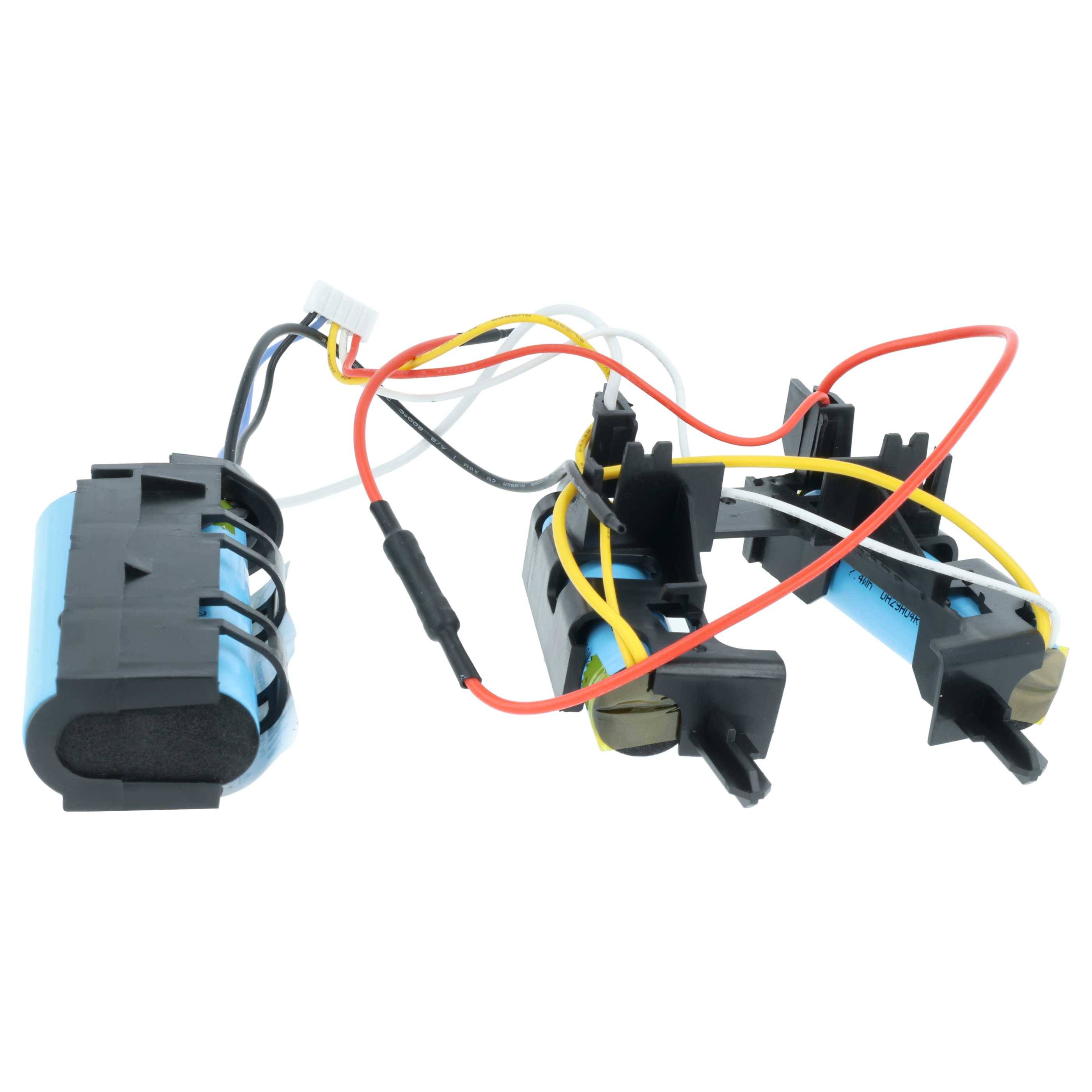 Elektronisches Kabelbaum mit blauen zylindrischen Komponenten, gelben, schwarzen und roten Kabeln, Anschlüssen, verwendet für elektrische Montagen.