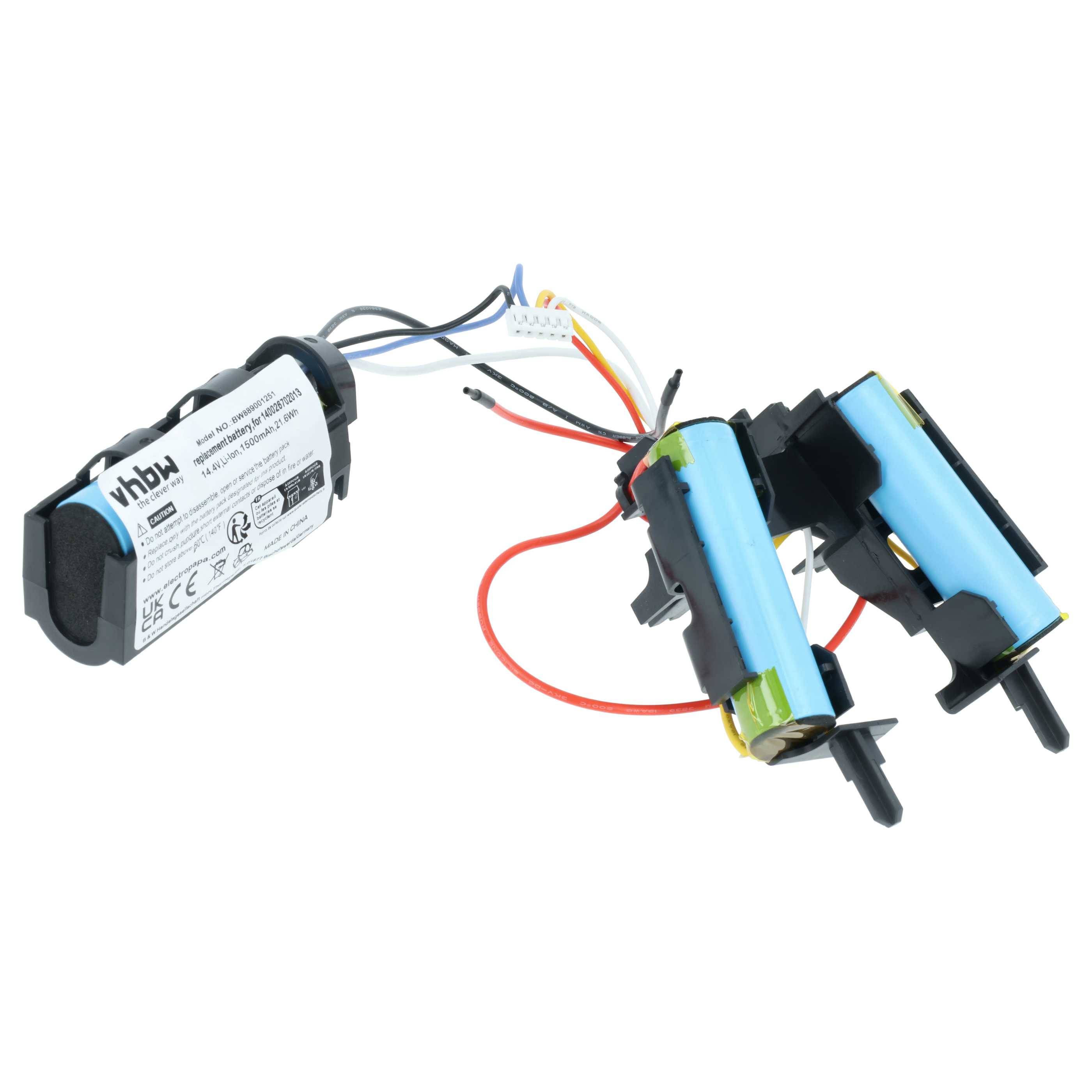 Ein Batteriepack mit angeschlossener Verkabelung und Anschlüssen, auf dem Etiketten und Spezifikationen zu sehen sind, wird auf einem weißen Hintergrund präsentiert.