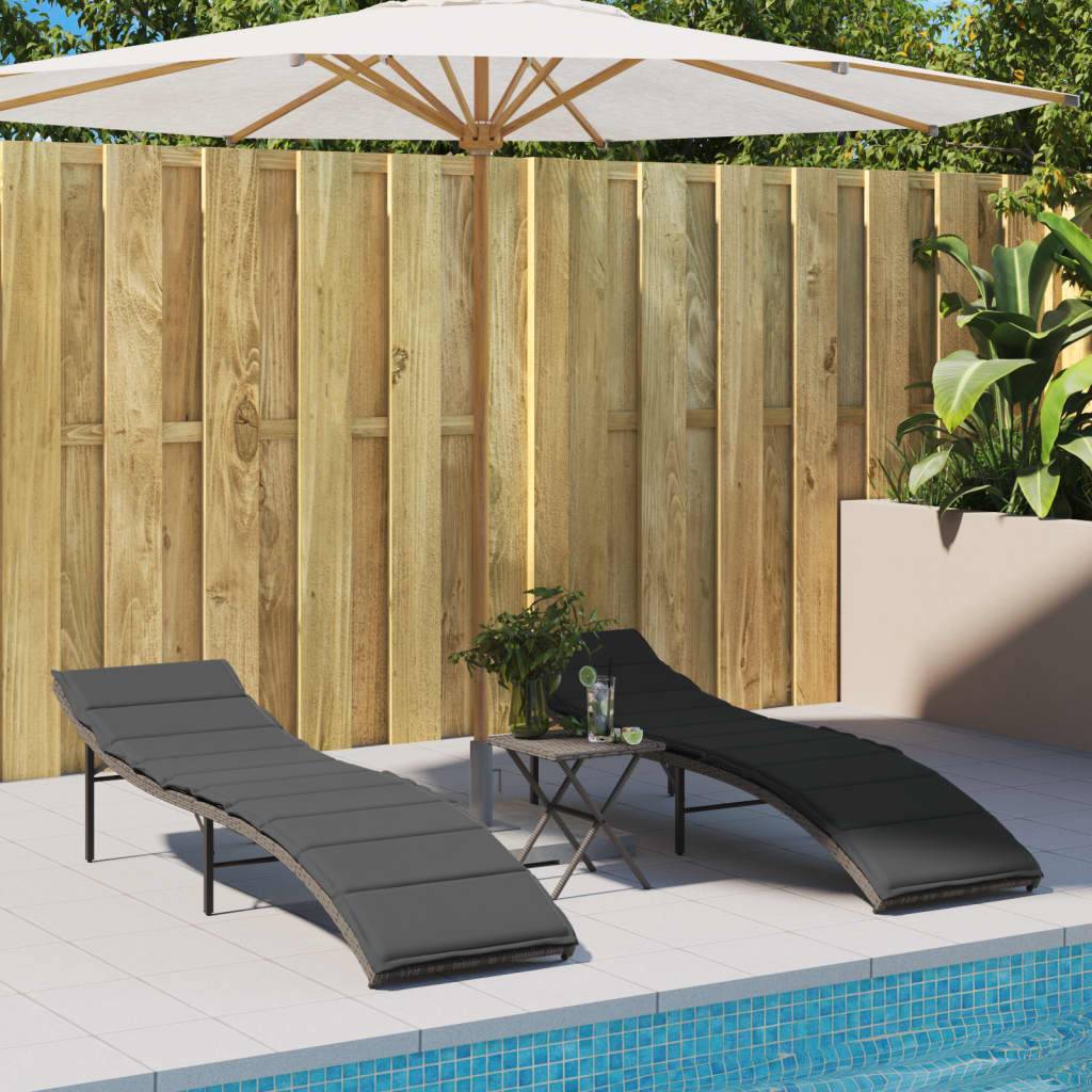vidaXL Sonnenliegen 2 Stk. mit Auflagen Grau Poly Rattan