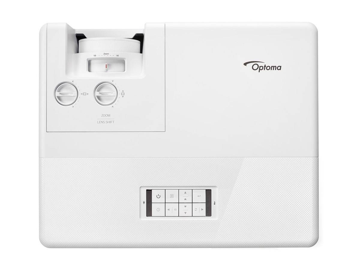 Weißer Optoma-Projektor mit Objektiv und sichtbaren Zoom-/Fokusreglern auf der Frontplatte.