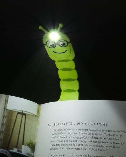 Flexilight Pals Leselicht (Bookworm) | grün | 2 in 1 Leselampe & Lesezeichen | LED Leselicht | Geschenk für Leser, Buchliebhaber | Deutsche Ausgabe