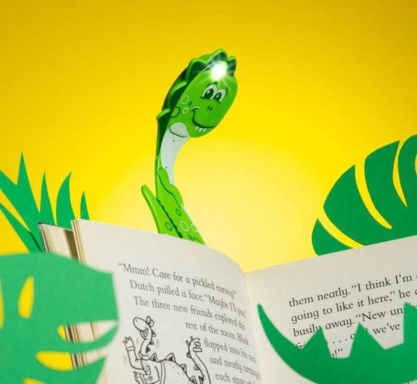 Flexilight Pals Leselicht (Dino) | grün | 2 in 1 Leselampe & Lesezeichen | LED Leselicht | Geschenk für Leser, Buchliebhaber | Deutsche Ausgabe