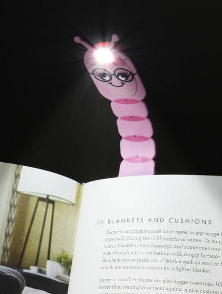 Flexilight Pals Leselicht (Bookworm) | pink | 2 in 1 Leselampe & Lesezeichen | LED Leselicht | Geschenk für Leser, Buchliebhaber | Deutsche Ausgabe