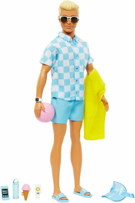 Blonde männliche Puppe in Sonnenbrille und blaukariertem Hemd mit Shorts, einen rosa Ball und ein gelbes Handtuch haltend, mit Sommerzubehör zu ihren Füßen.
