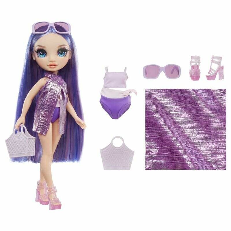Modepuppe mit violetten Haaren, Sonnenbrille, Handtasche, Outfits, Schuhe und Stoff-Nahaufnahme als Zubehörsatz dargestellt.