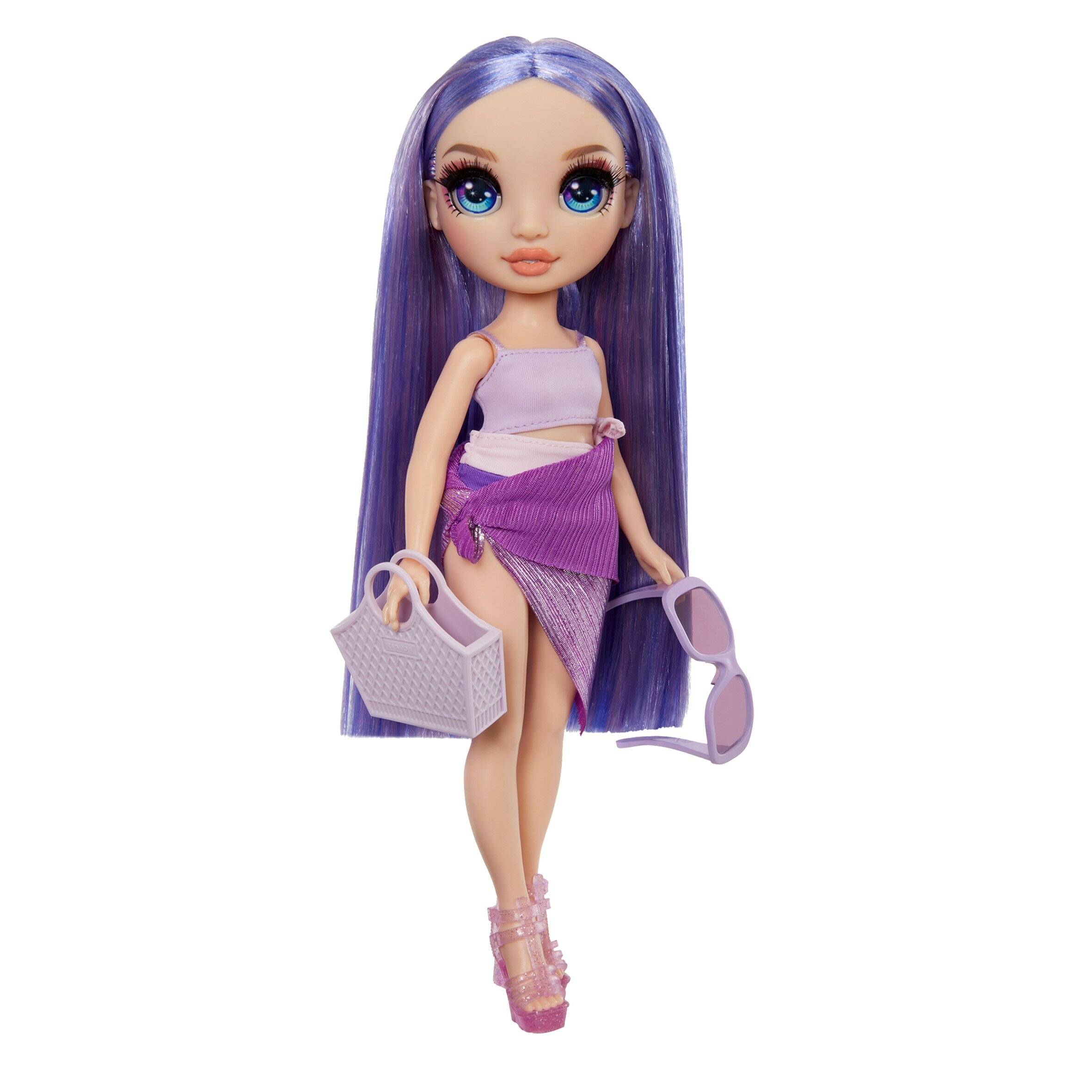 Modepuppe mit violettem Haar in einem Lavendel- und Violett-Outfit, die eine kleine Handtasche und eine Sonnenbrille hält.