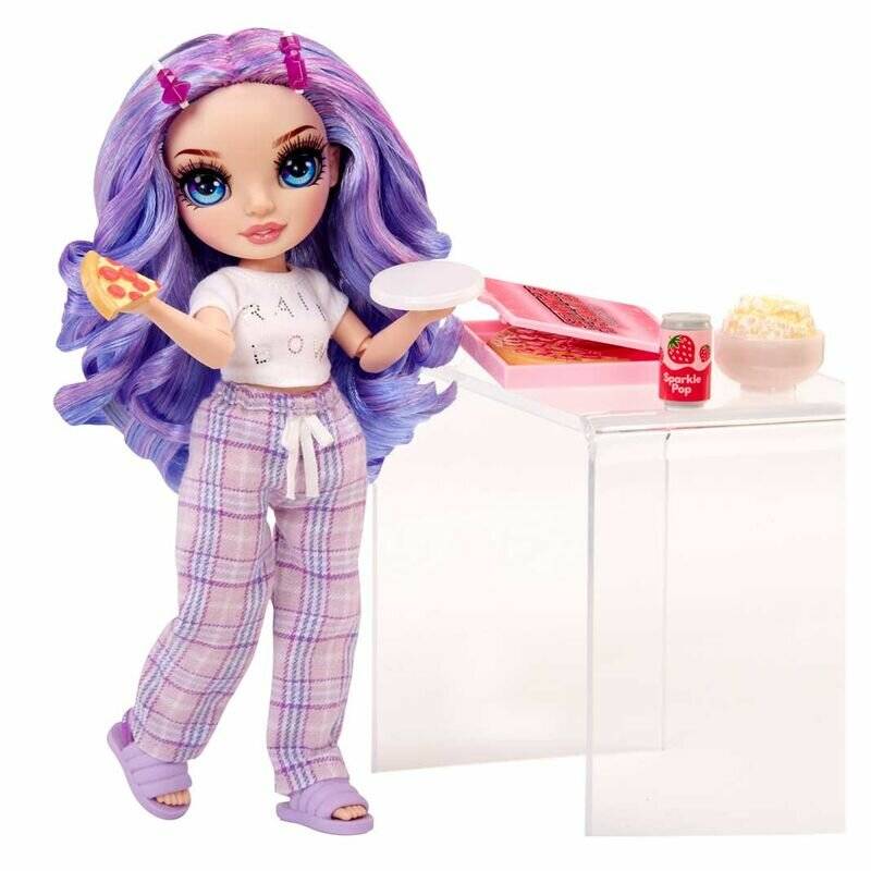 Puppe mit violetten Haaren, die Pizza und einen Teller hält, neben einem durchsichtigen Tisch mit einer Pizzaschachtel, einer Dose Limonade und einer Popcorn-Schale.
