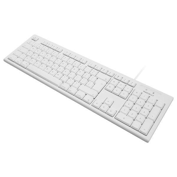 Weiße kabelgebundene Computertastatur in schräger Ansicht auf weißem Hintergrund.