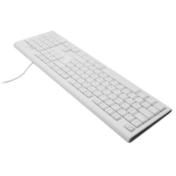 Weiße kabelgebundene Computertastatur in Schrägposition auf einfach weißem Hintergrund, zeigt vollständiges Tastaturlayout und angeschlossenes Kabel.