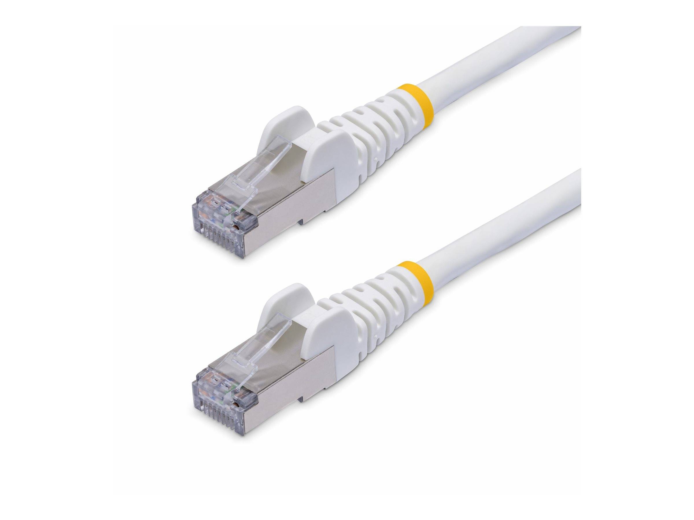 Zwei weiße Ethernet-Kabel mit RJ45-Steckern auf weißem Hintergrund.