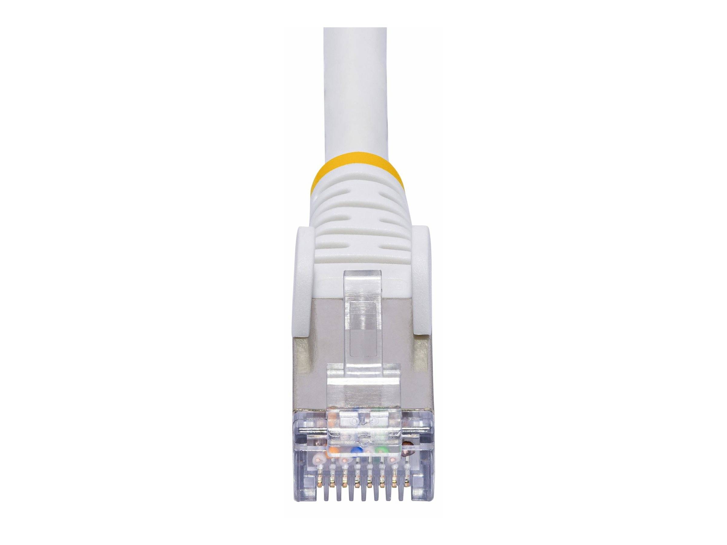 Nahaufnahme eines Ethernet-Kabelsteckers mit einem klaren RJ45-Stecker und weißem Knopf, zentriert auf weißem Hintergrund.