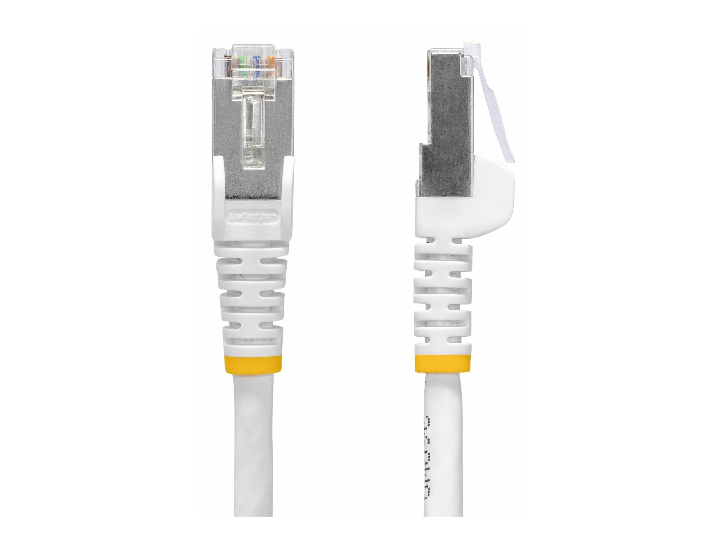 Vorder- und Seitenansicht eines weißen Ethernet-Kabels mit RJ45-Stecker und gelbem Zugentlastungselement, dargestellt vor einem schlichten Hintergrund.