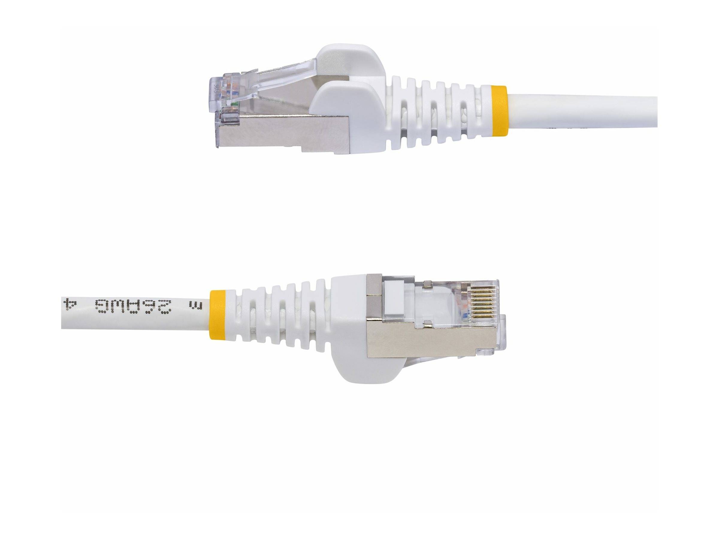Zwei Ansichten eines weißen Ethernet-Kabels mit RJ45-Steckern, gezeigt auf einem neutralen Hintergrund.