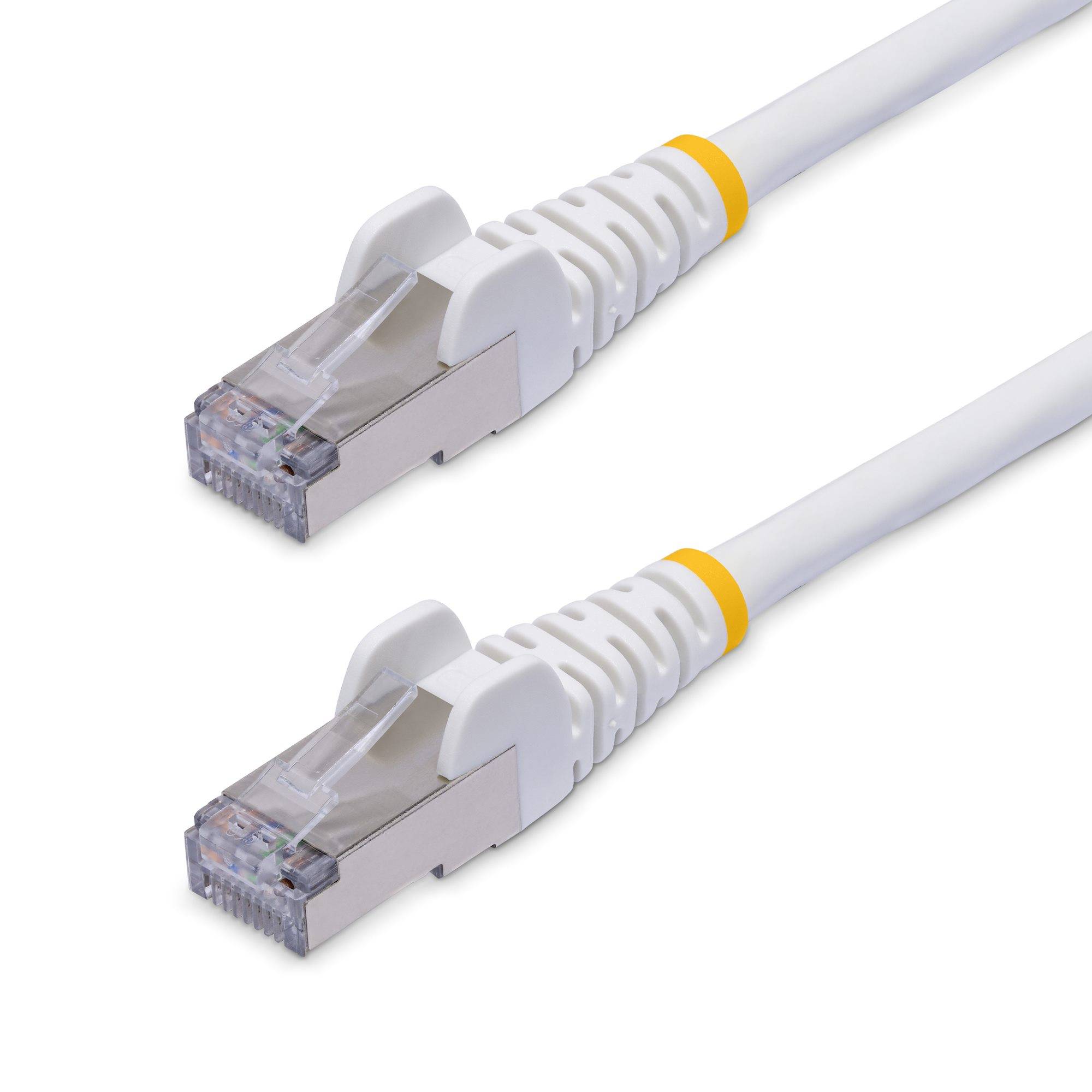 Zwei weiße Ethernet-Netzwerkkabel mit RJ45-Steckern auf weißem Hintergrund.