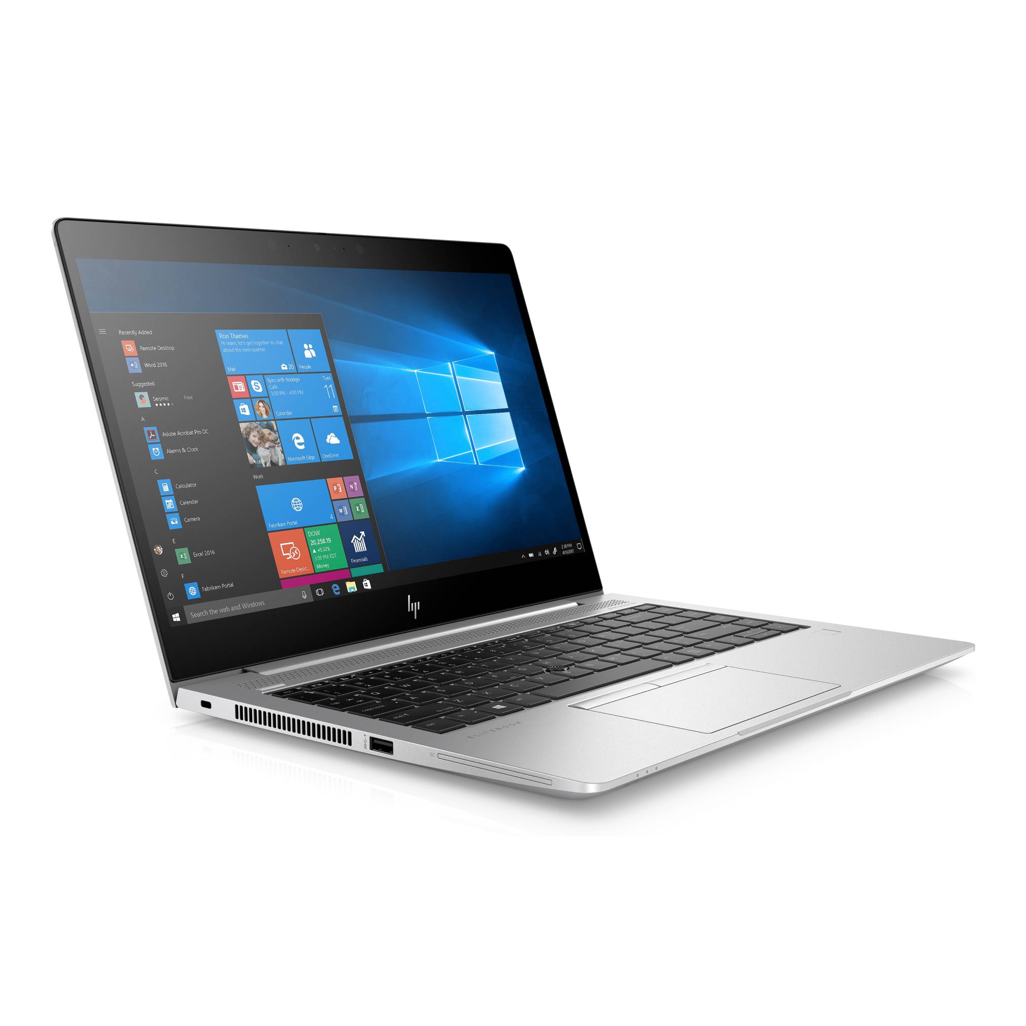 Silberner Laptop in schräger Position mit Windows 10-Desktop und Startmenü auf weißem Hintergrund.