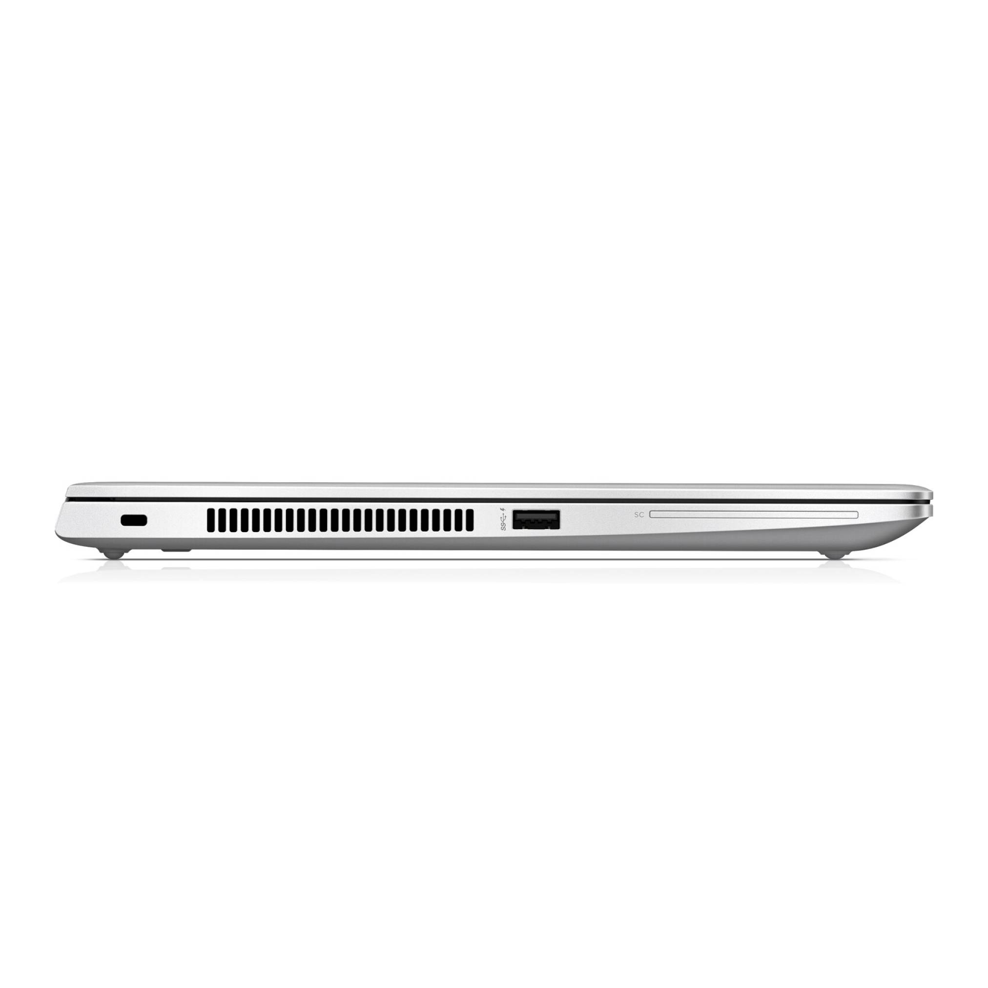 Seitenansicht eines silbernen Laptops mit Lüftungsöffnung, Anschlüssen und schlankem Profil auf weißem Hintergrund.