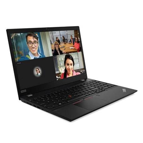 Laptop mit einer Videokonferenz mit vier Teilnehmern in einem Gitter-Layout, einschließlich zwei Nahaufnahmen von Gesichtern und einer Gruppenbesprechungsszene.