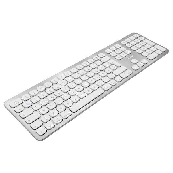 Weiße kabellose Computertastatur in schräger Ansicht auf neutralem Hintergrund.