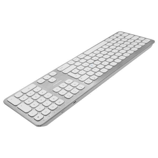 Schlanke weiße kabellose Tastatur in schräger Ansicht auf einfachem weißem Hintergrund dargestellt.