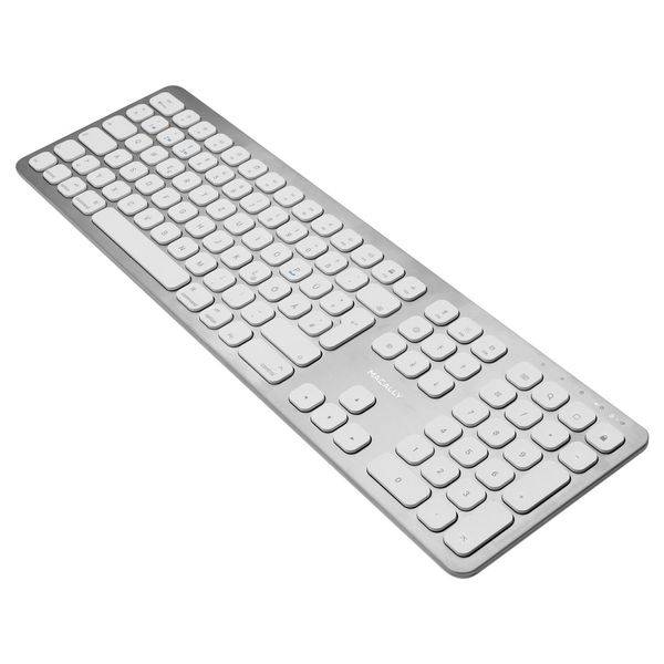 Weiße kabellose Computertastatur mit Ziffernblock auf einfachem Hintergrund.