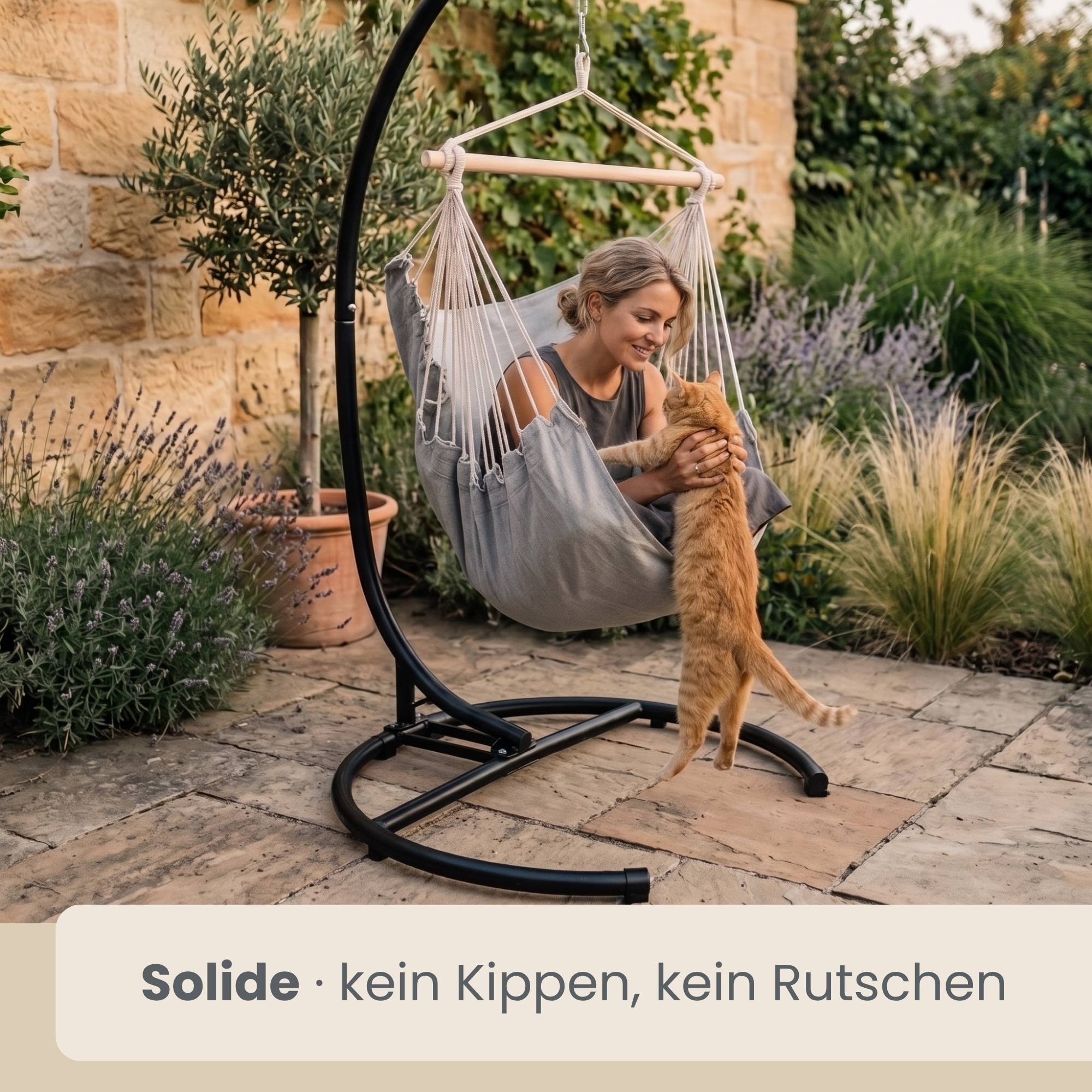 Frau in einem hängenden Stuhl hält verspielt eine stehende orange Katze im Freien; die Bildunterschrift lautet „Solide · kein Kippen, kein Rutschen