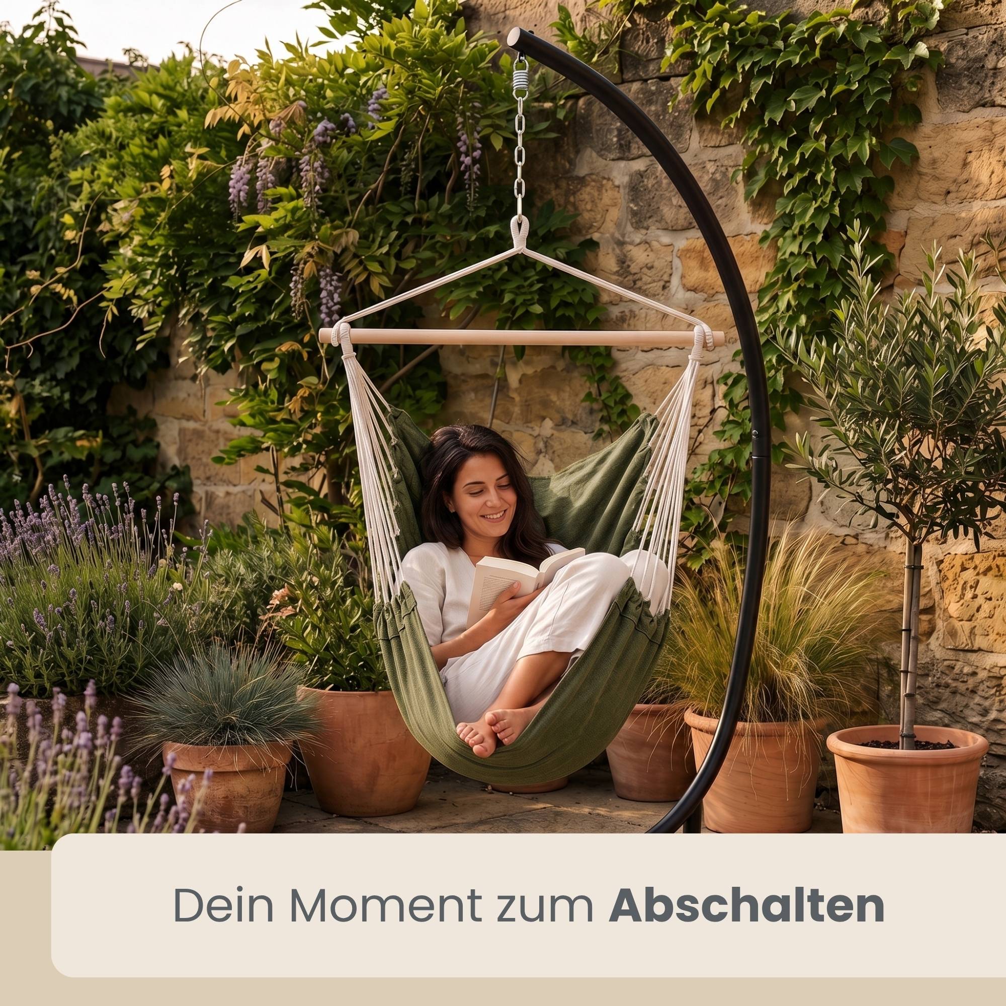 Frau entspannt sich in einem Hängesessel im Garten, hält ein Buch in den Händen, mit der Bildunterschrift „Dein Moment zum Abschalten