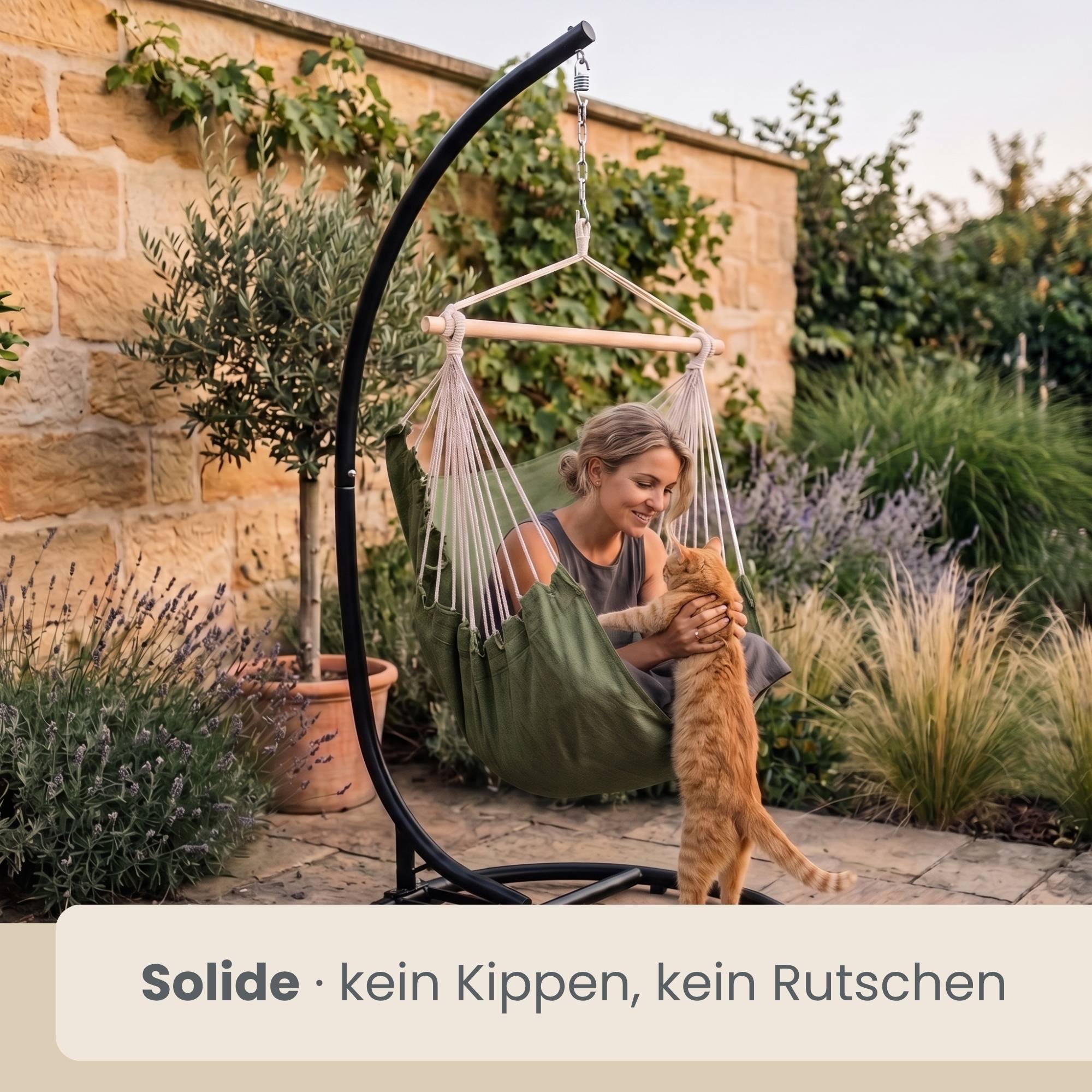 Frau in einem Hängesessel, die eine orange Katze im Garten streichelt; Text lautet „Solide · kein Kippen, kein Rutschen