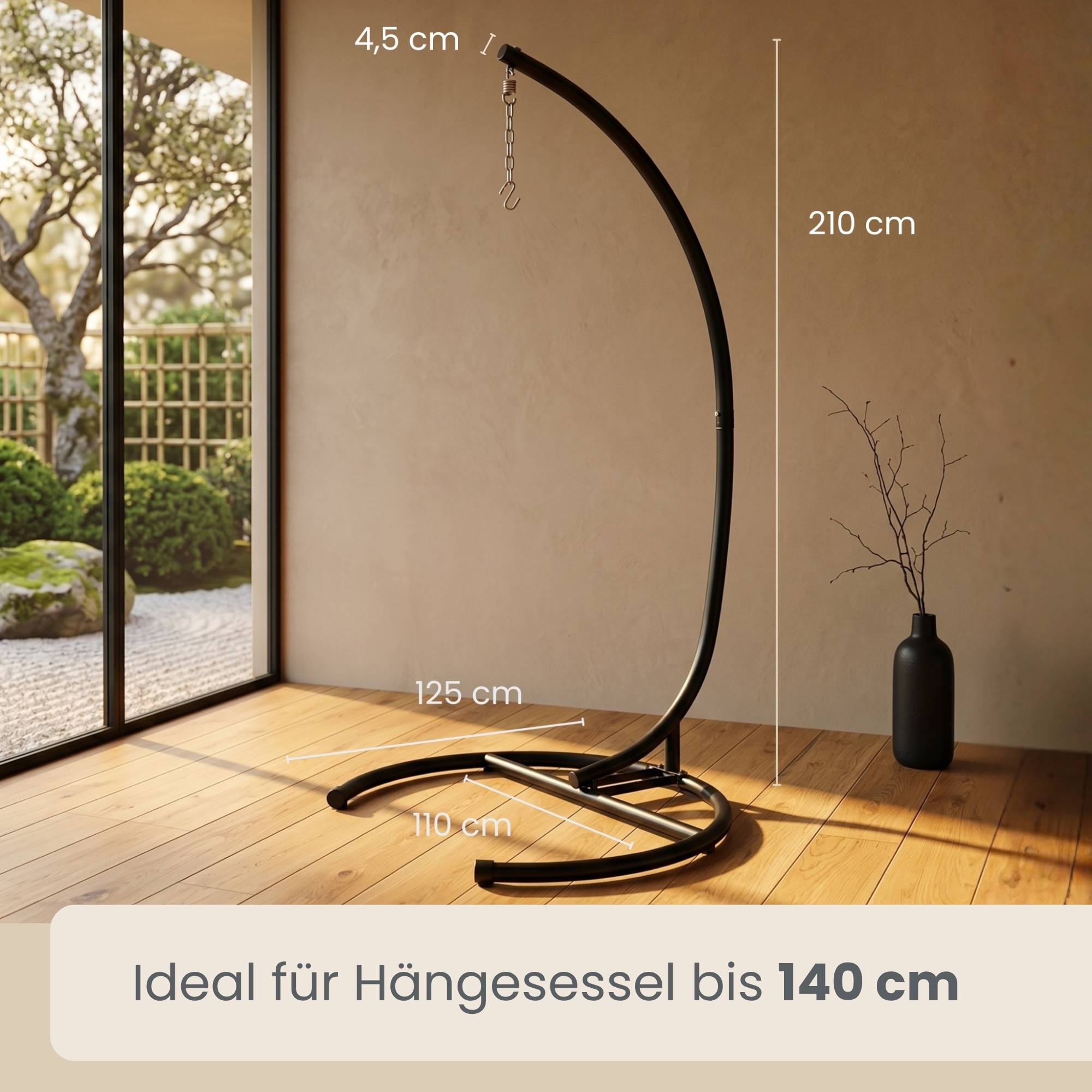 Schwarzer geschwungener Hängesessel-Ständer in einem Raum, mit einer Höhe von 210 cm und einer Breite von 125 cm gekennzeichnet, ideal für Hängematten bis zu 140 cm.