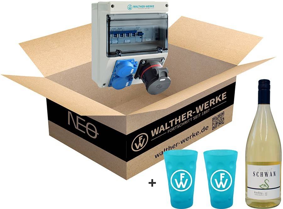 Elektrische Schalttafel der 'Walther-Werke' in einer offenen Kartonbox, mit zwei blauen Tassen mit 'FW'-Logos daneben.