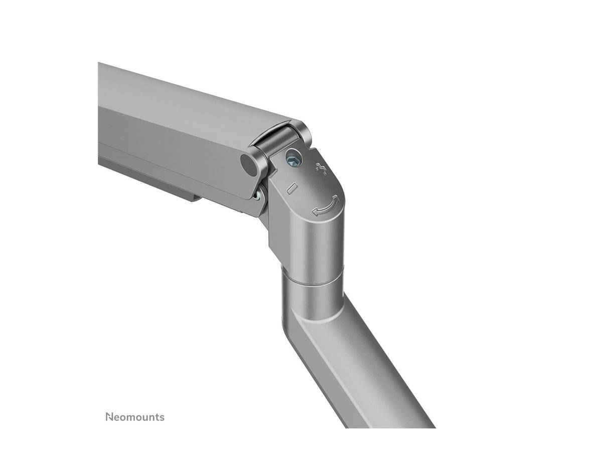 Nahaufnahme eines silbernen verstellbaren Metallmontagearmes mit Ellbogengelenk und Scharnier, dargestellt auf weißem Hintergrund.