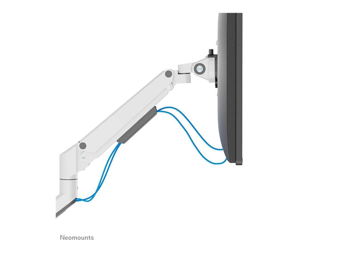 Seitenansicht eines weißen gelenkigen Monitorarms, der einen Flachbildschirm hält, mit blauen Kabeln, die entlang des Arms verlegt sind.