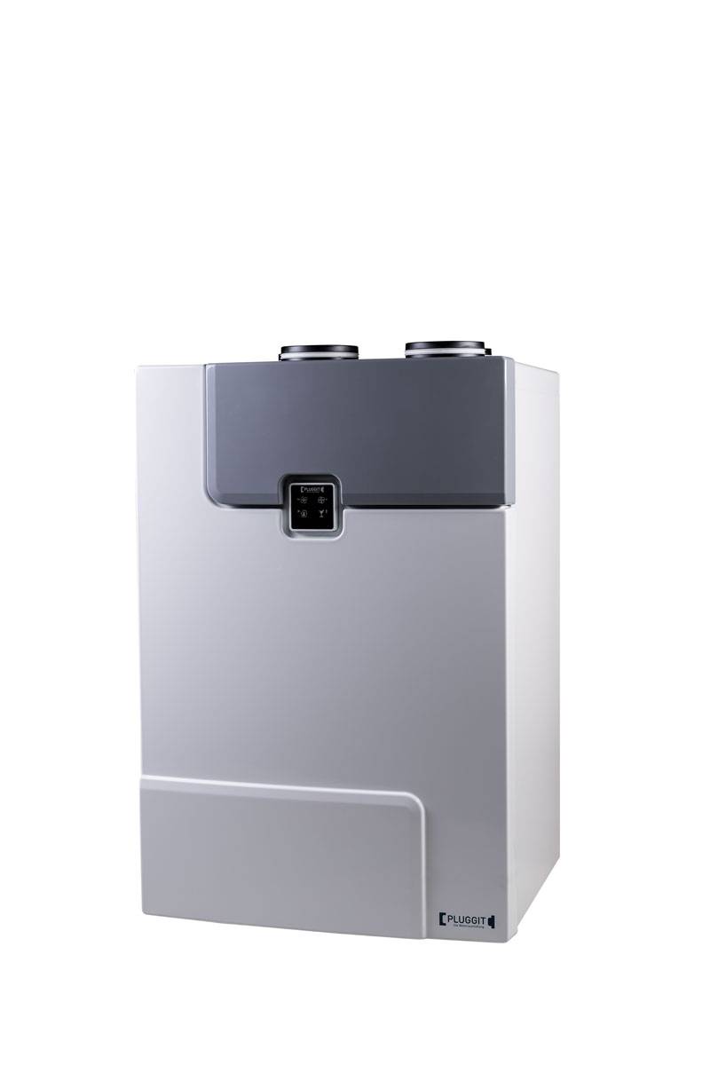 Silberner, an der Wand montierter Warmwasserspeicher oder Kessel mit zwei kreisförmigen oberen Anschlüssen und einem kleinen Bedienfeld an der Vorderseite auf weißem Hintergrund