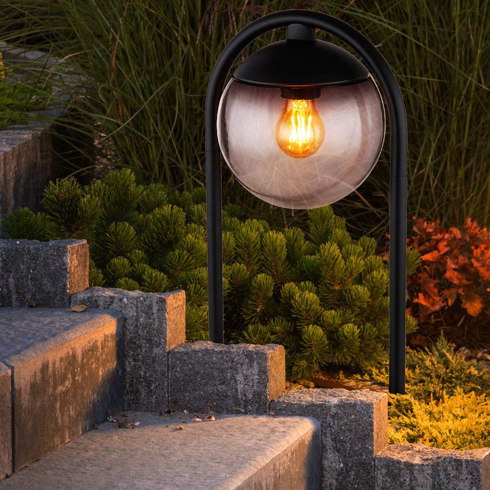 Außenstandleuchte Wegeleuchte Terrassen Lampe Außenbereich Stehlampe Glaskugel, IP44 Retro, Metall schwarz rauchfarben, 1x E27 Fassung, HxBxÜ 50x20