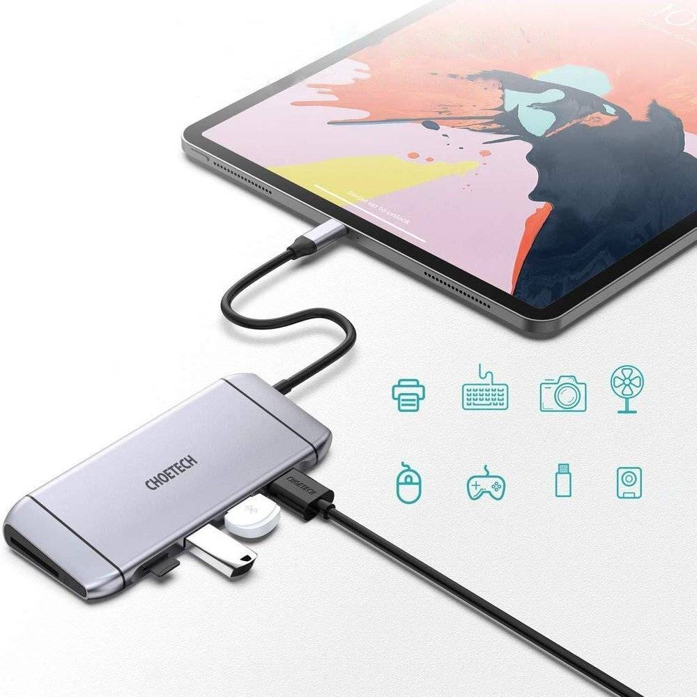 Ein Tablet, das mit einem Multi-Port-USB-Hub verbunden ist, veranschaulicht Konnektivitätsoptionen. Symbole zeigen Funktionen wie Laden, Datenübertragung und Medienzugriff.
