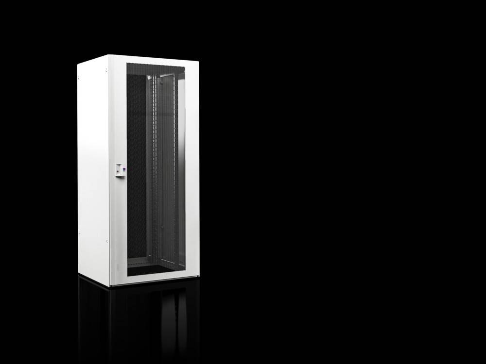 Ein hoher weißer Serverrack vor schwarzem Hintergrund mit einer transparenten Fronttür und sichtbaren Innenregalen.