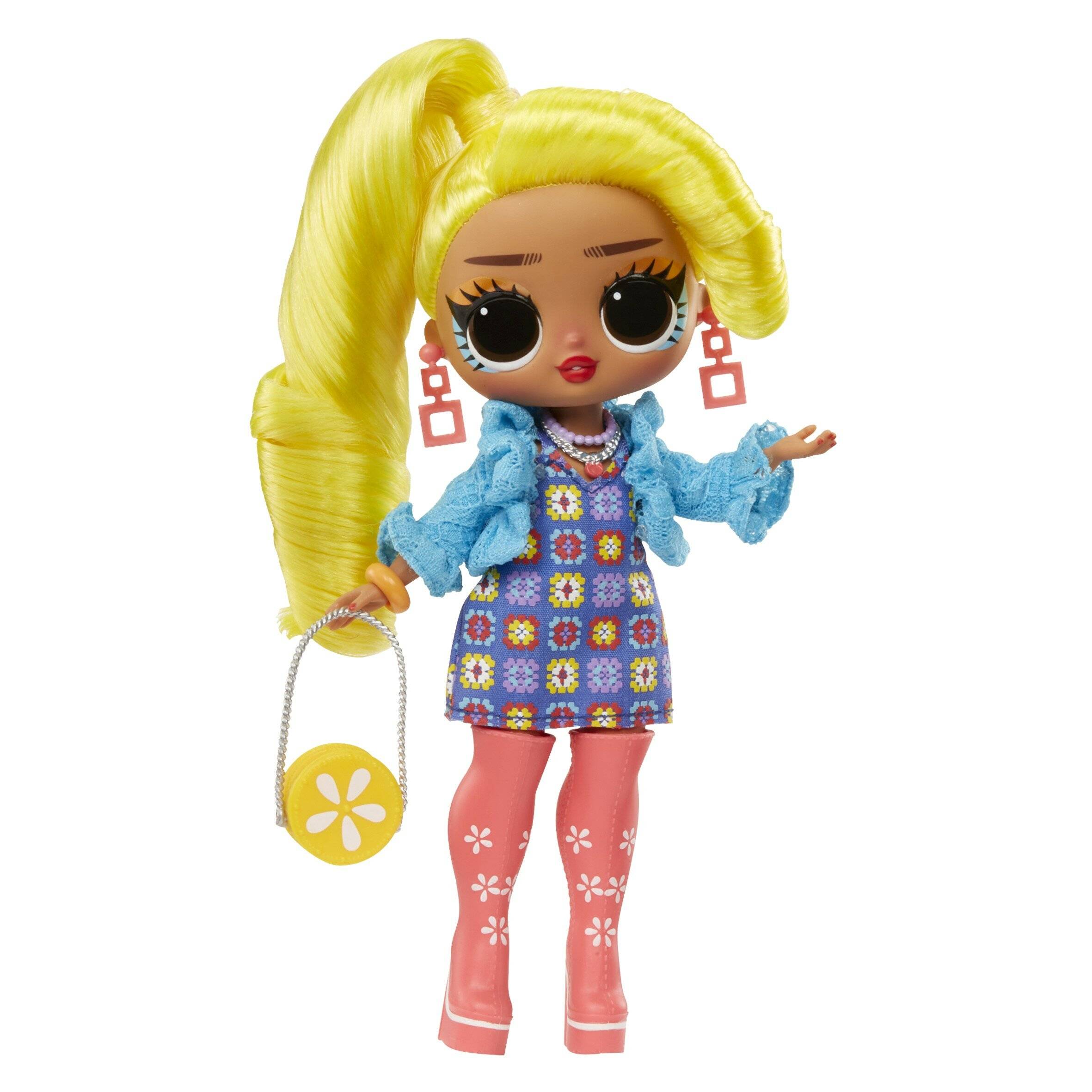 Modepuppe mit leuchtend gelbem Pferdeschwanz, blauer Jacke, gemustertem Kleid, rosa Stiefeln und einer kleinen gelben Handtasche auf weißem Hintergrund.
