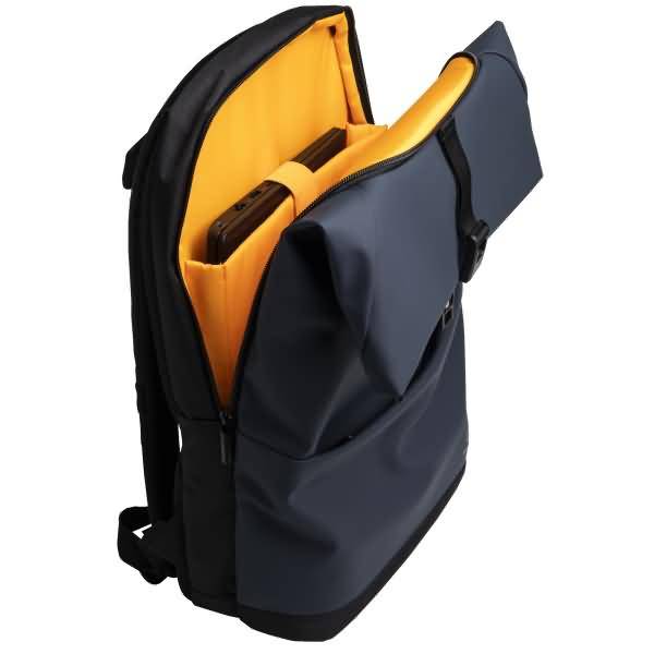 Dunkelblauer Rucksack mit orangefarbenem Futter, teilweise offen, um einen Laptop im Inneren zu zeigen.