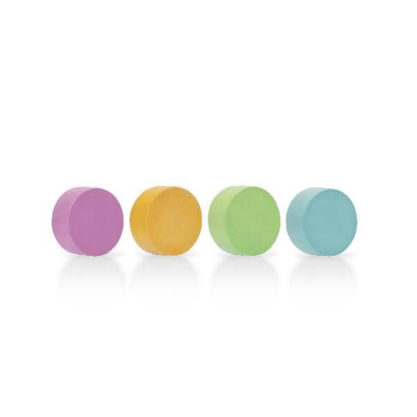 Vier pastellfarbene runde Bonbons oder Tabletten in Lila, Gelb, Grün und Blau in einer Reihe auf weißem Hintergrund angeordnet.