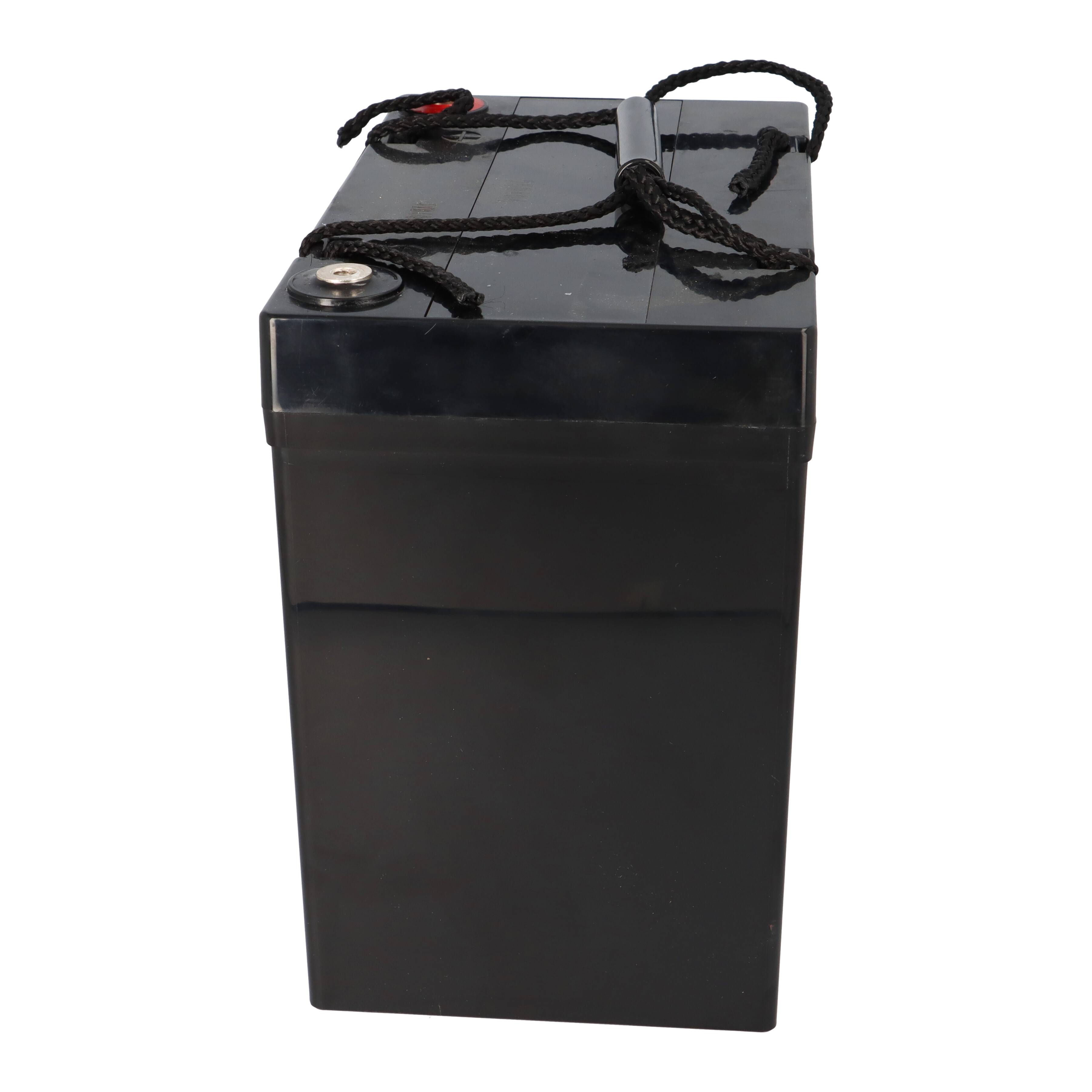 Eine hohe, rechteckige, schwarze Batterie mit Seilgriffen zum einfachen Tragen.