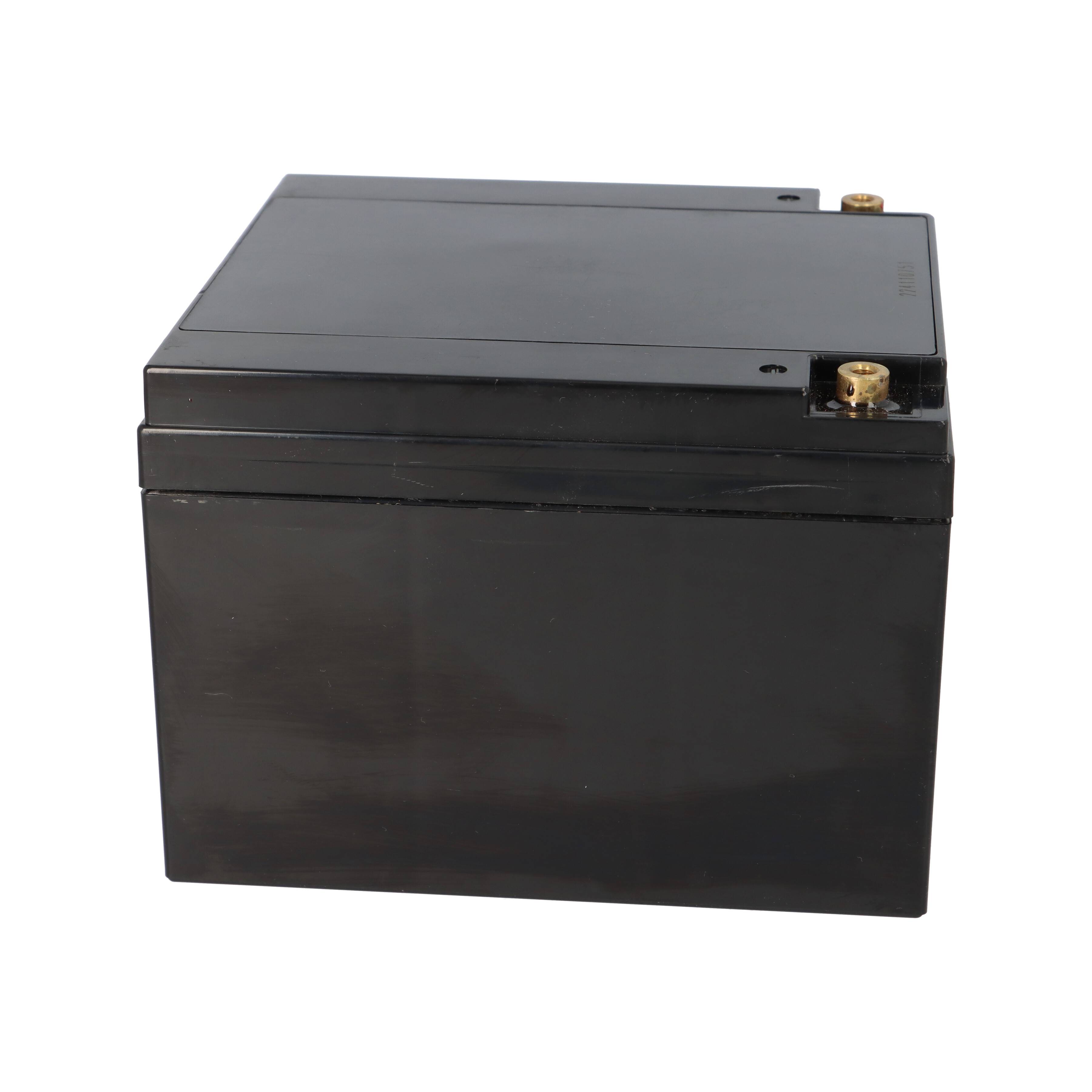 Eine schwarze rechteckige Batterie mit zwei Messingklemmen oben, aus einem seitlichen Blickwinkel betrachtet.