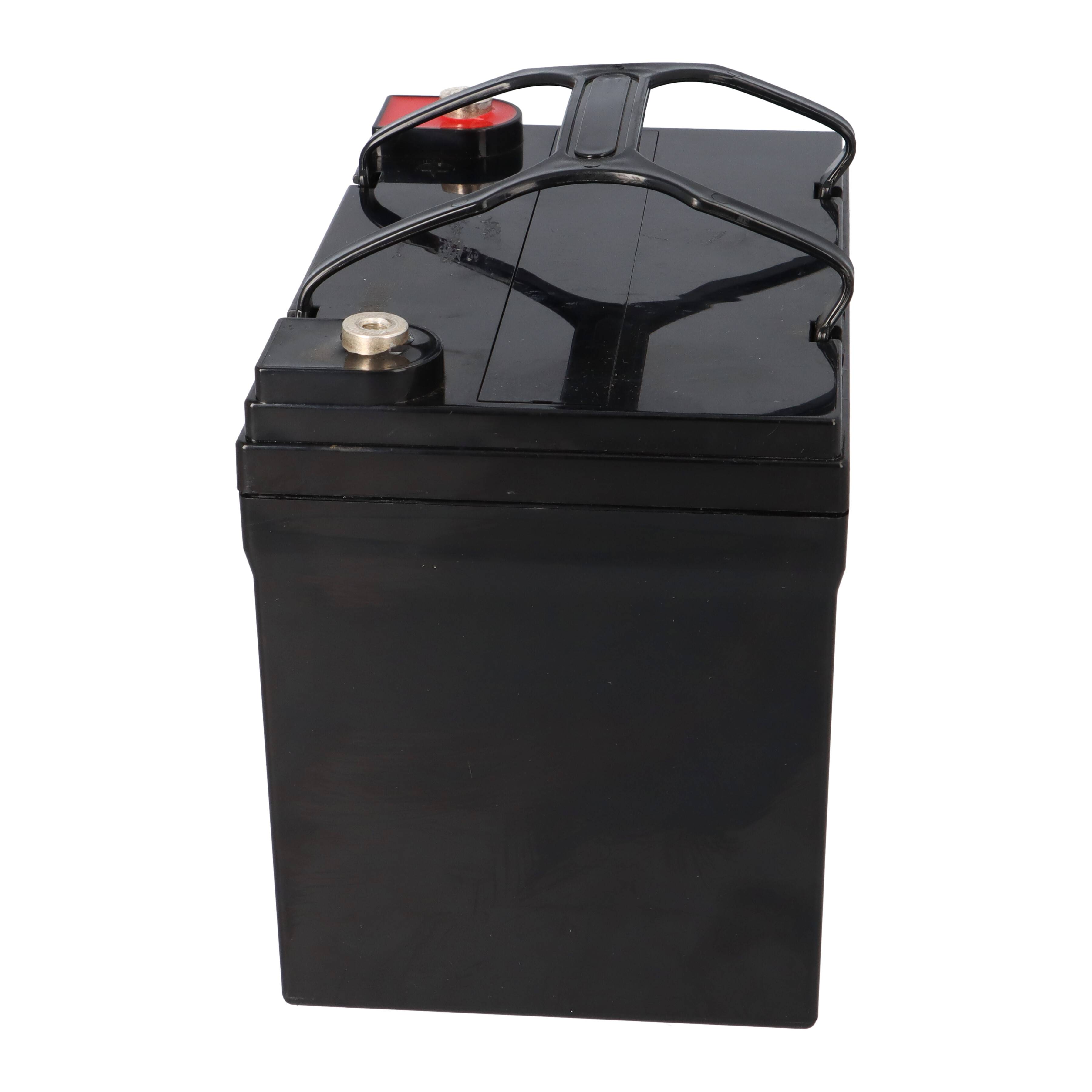 Eine schwarze rechteckige Batterie mit einem roten Schalter oben, die zur Stromversorgung in elektronischen Geräten verwendet wird.