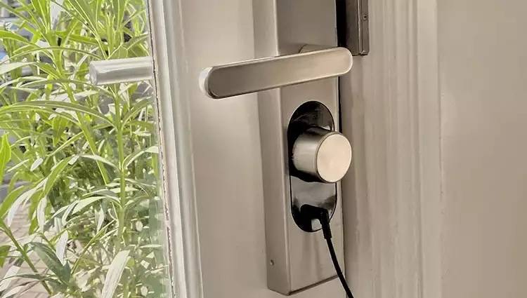 LOQED Power Kit für Connected Lock, Ladegerät & 8 Akkus