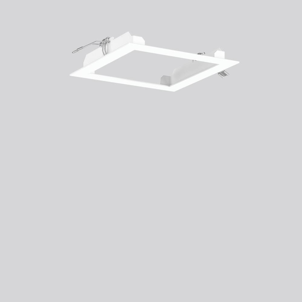 Weiße quadratische, bündig in die Decke eingelassene Leuchte mit sichtbarer Montagehardware auf grauem Hintergrund.