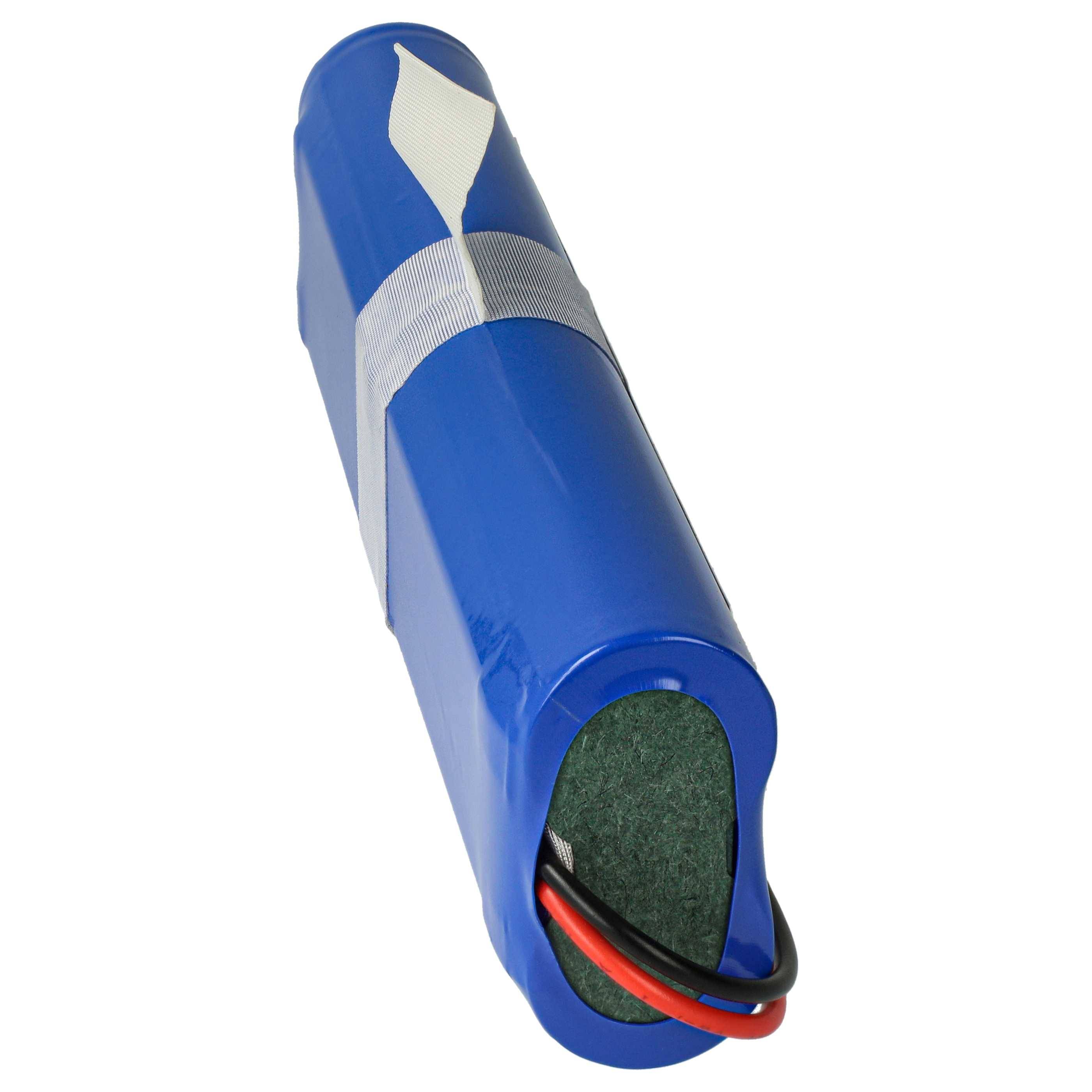 Ein blauer zylindrischer Batteriepack mit Drähten, die sich von einem Ende erstrecken, in silbernem Klebeband eingewickelt.