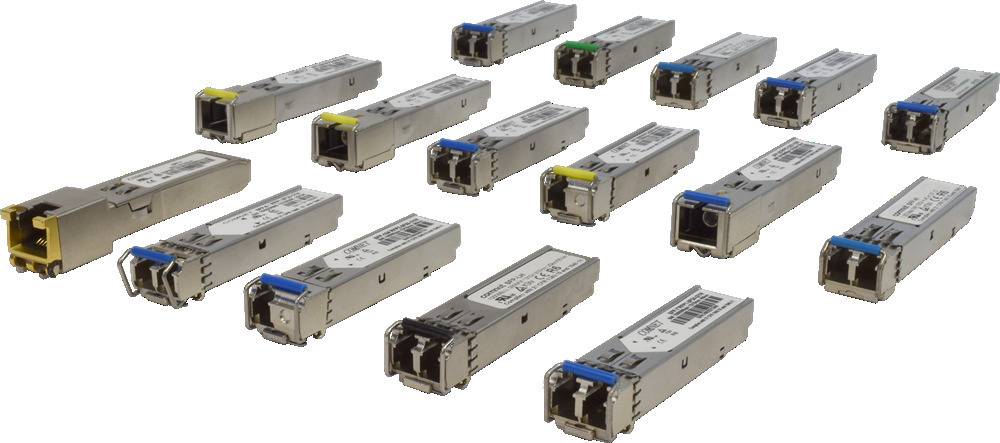 Eine Reihe identischer optischer Transceiver mit verschiedenfarbigen Laschen sind in Reihen angeordnet und werden für Glasfaserkommunikationsgeräte verwendet.