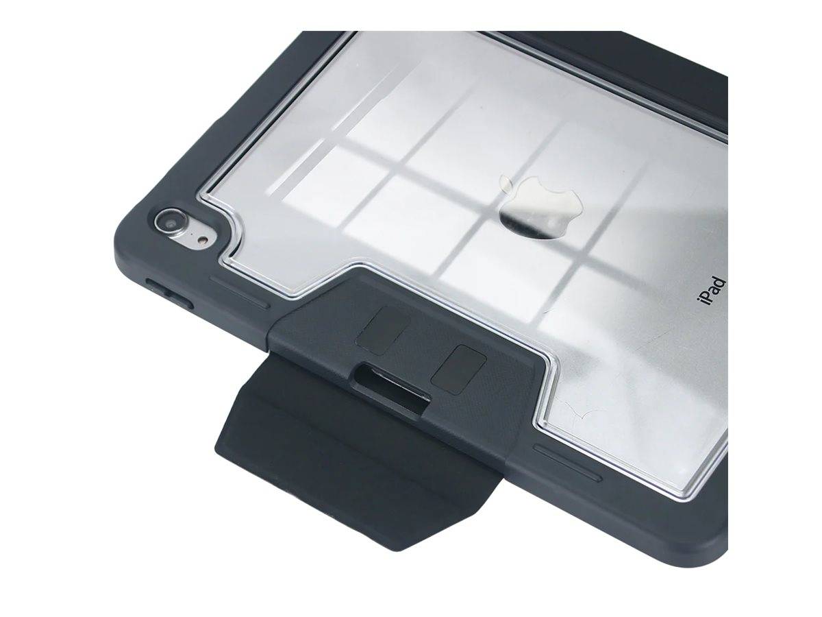 Ein Tablet in einem robusten schwarzen Gehäuse mit transparenter Rückseite, das ein Logo und eine Fensterreflexion sichtbar macht, liegt schräg.