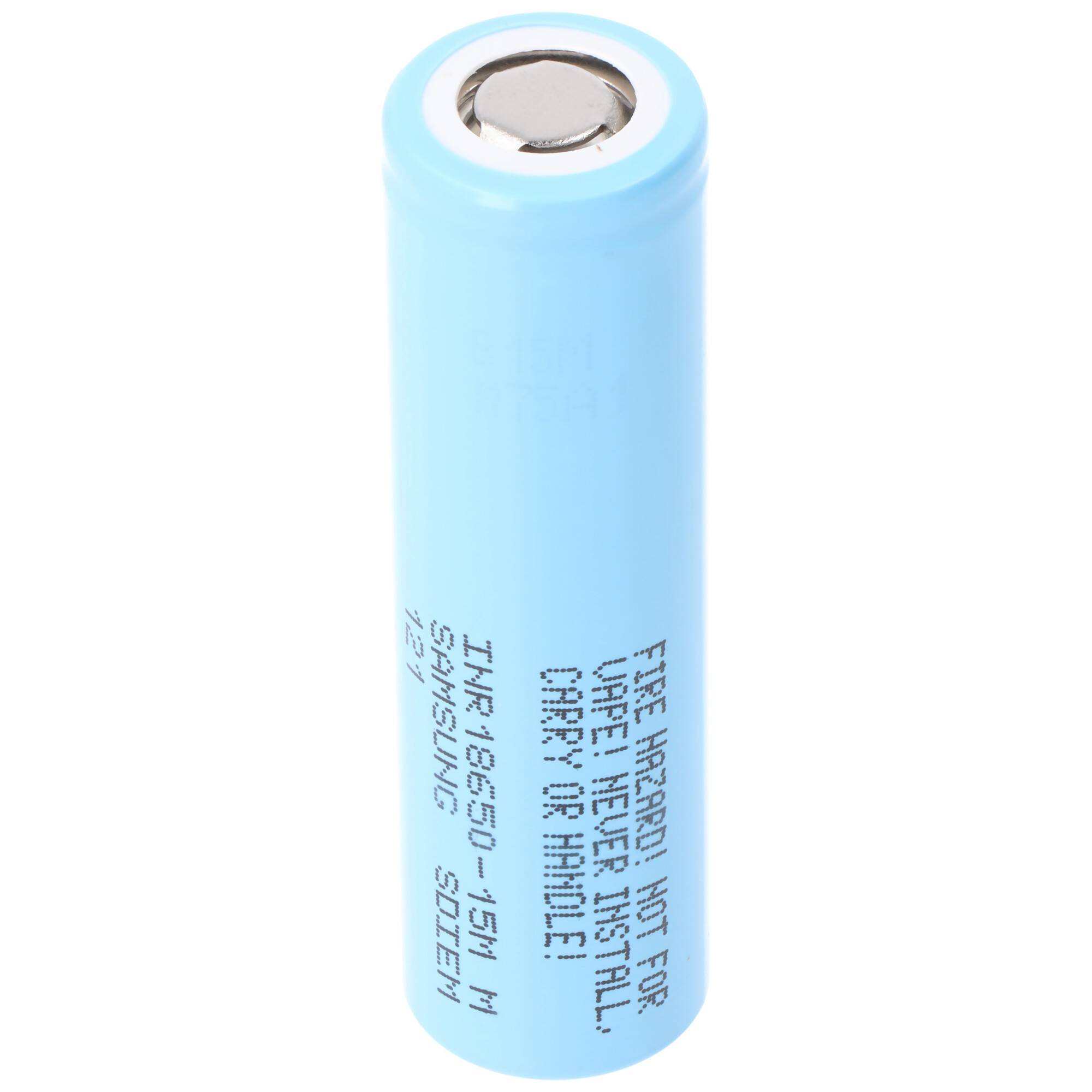 Eine hellblaue zylindrische Batterie mit Text, der vor Brandgefahren und unsachgemäßer Verwendung warnt.