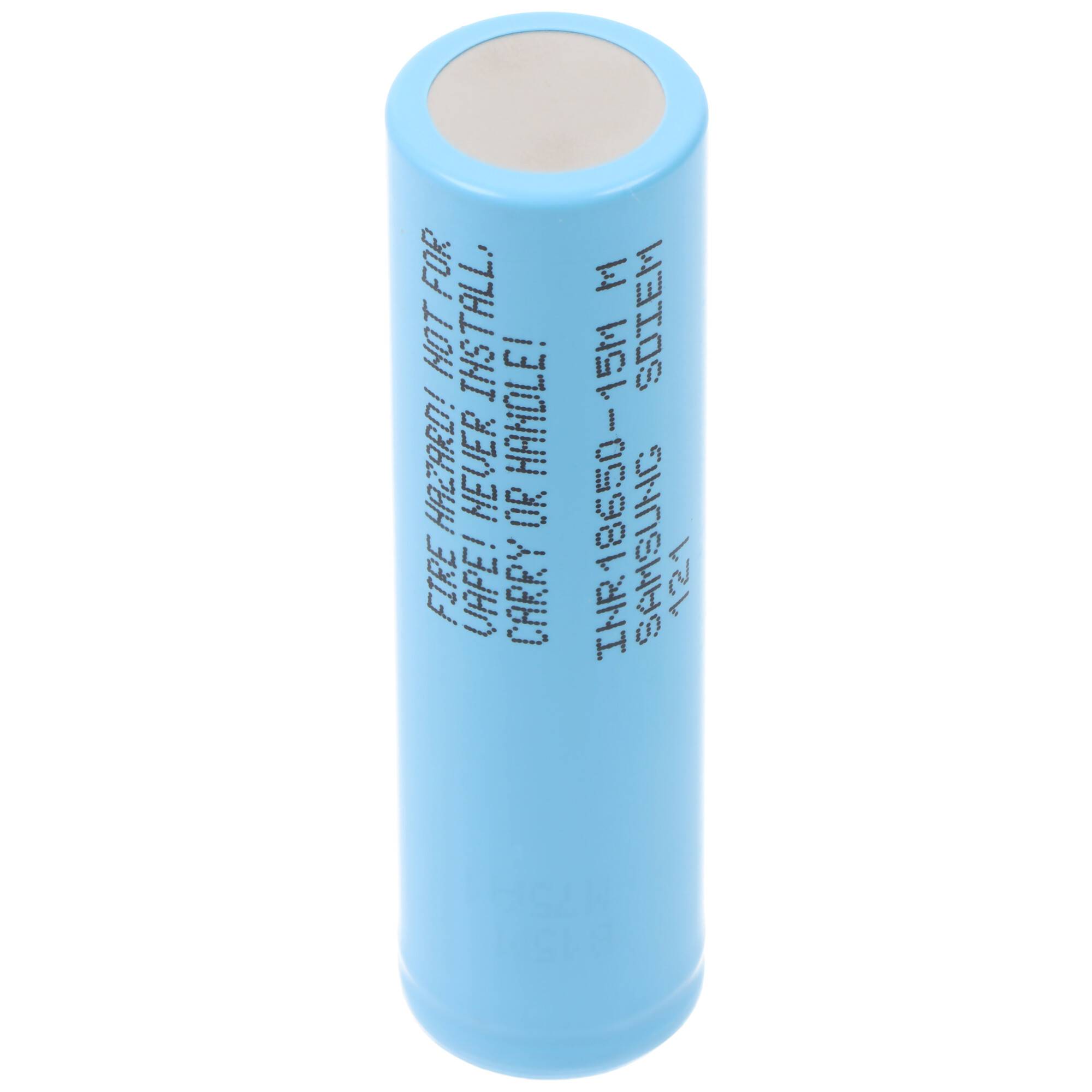 „Blaue zylindrische Batterie mit schwarzem Text und Warnung „Brandgefahr: nicht zum Transportieren, erneut einbauen.