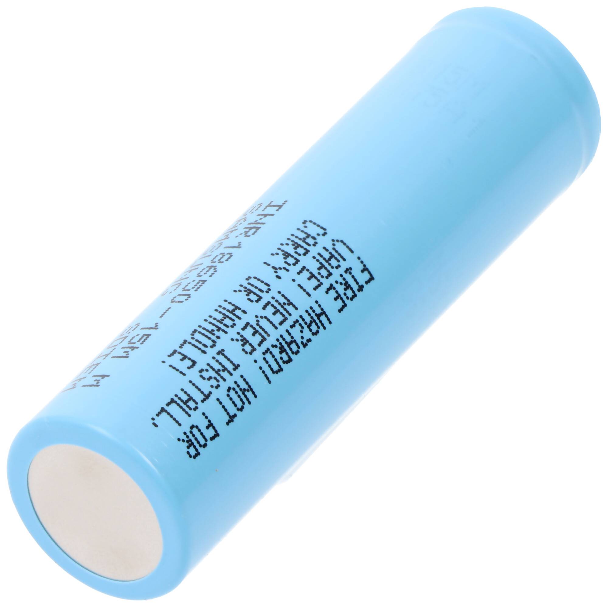 Eine blaue zylindrische Batterie mit der Aufschrift „Vorsicht: Brandgefahr. Nicht hohen Temperaturen aussetzen.